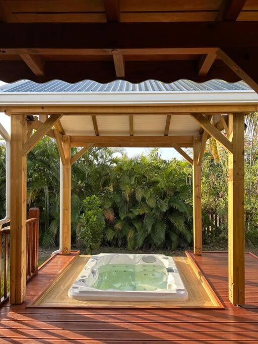 サント・ローズ Bungalow Avec Jacuzzi Privatifヴィラ エクステリア 写真
